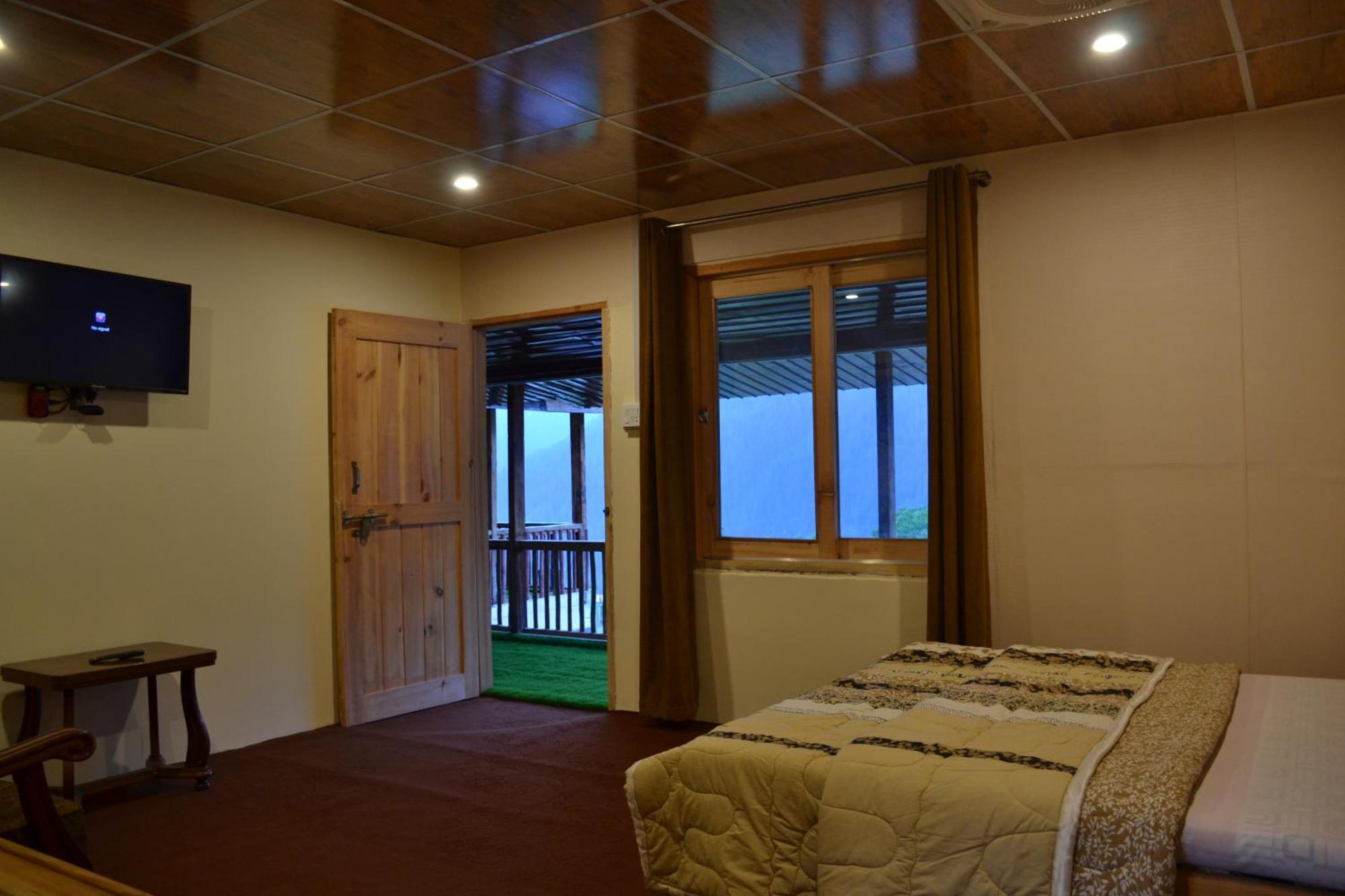 West End Lodges Neelum Экстерьер фото