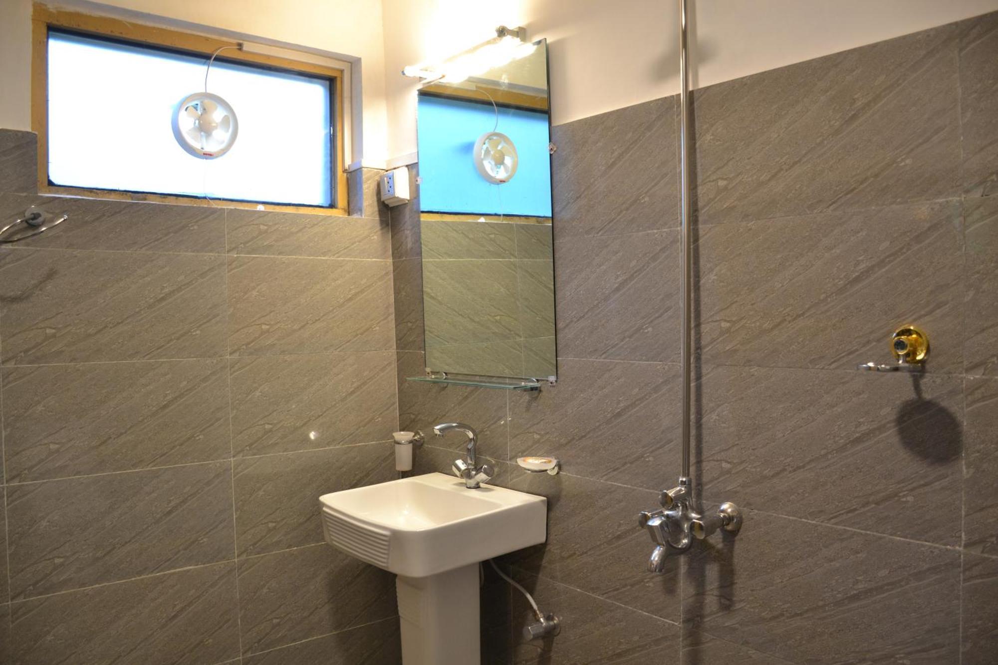 West End Lodges Neelum Экстерьер фото