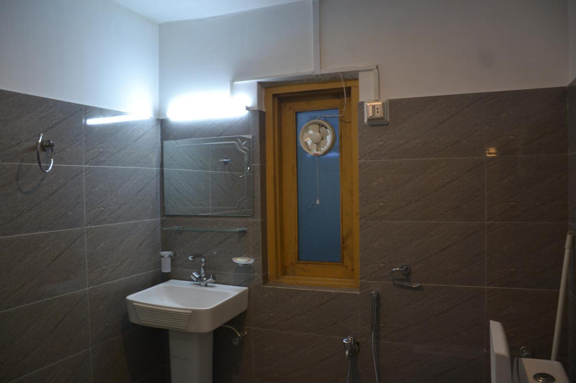 West End Lodges Neelum Экстерьер фото